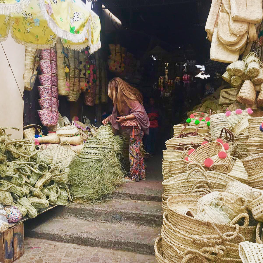 Daniëlle tussen de rieten manden op de souk in Marrakech