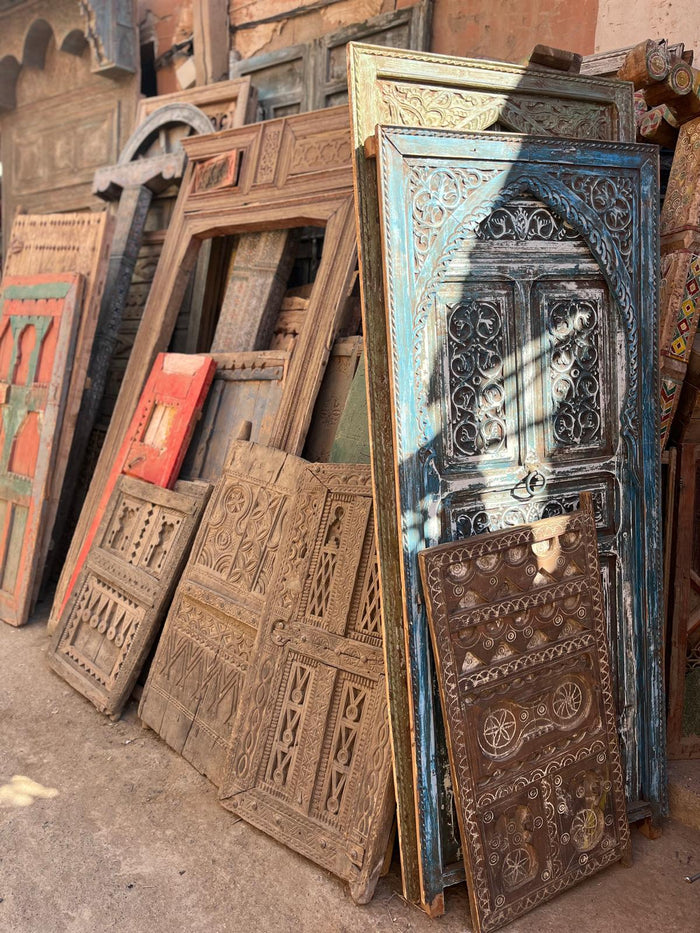 Oude houten deuren en panelen op een markt in Marrakech