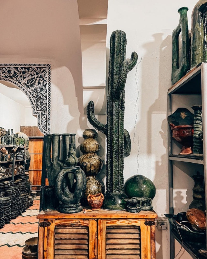 Groene keramiek en cactus in een Marokkaanse winkel