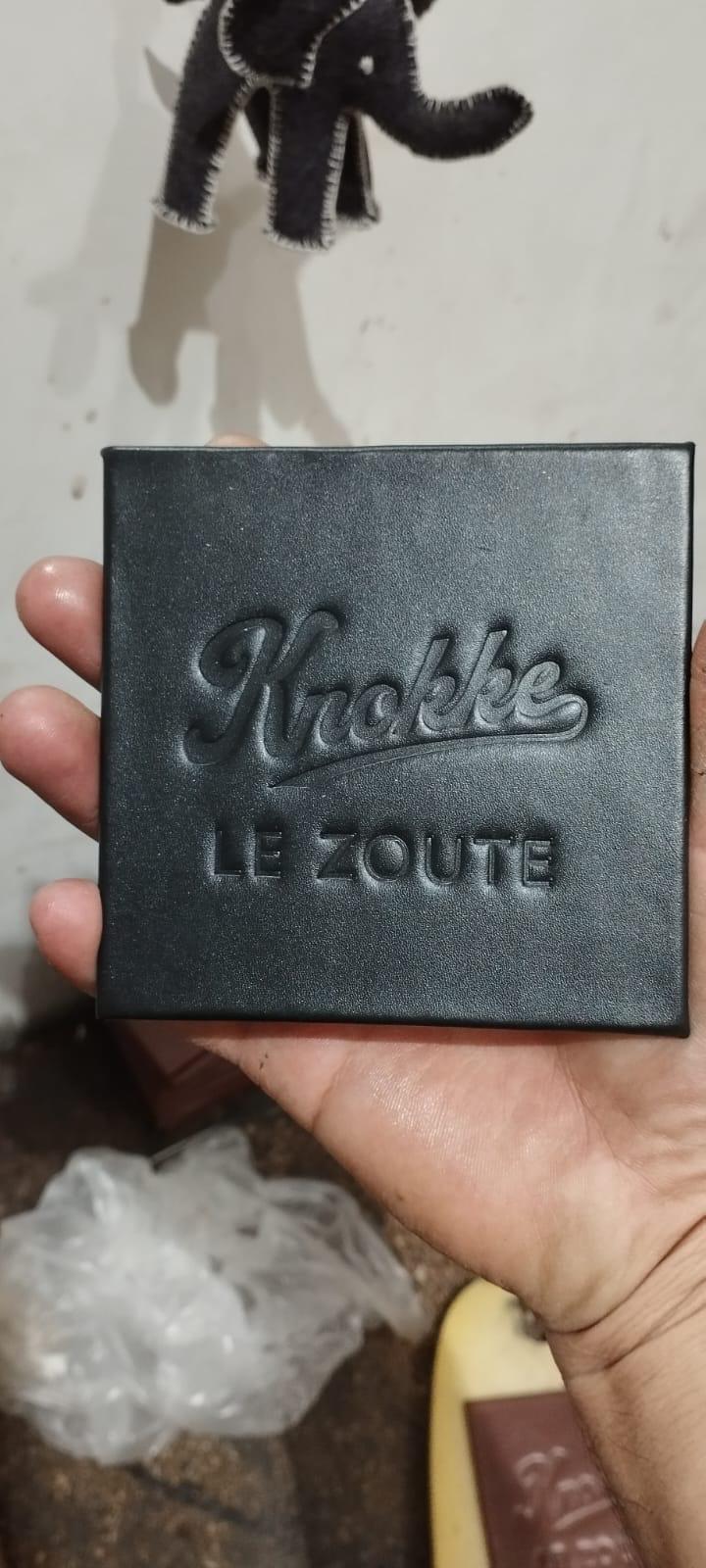 Zwart leren label met Knokke Le Zoute logo