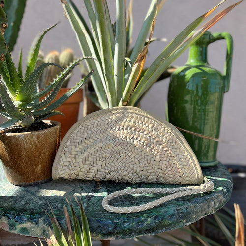 Basic rieten clutch, tussen de planten