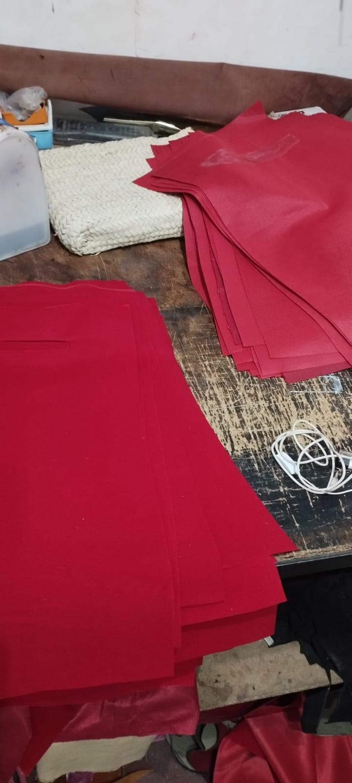 Binnenkant van de Knokke private label tas met rode voering