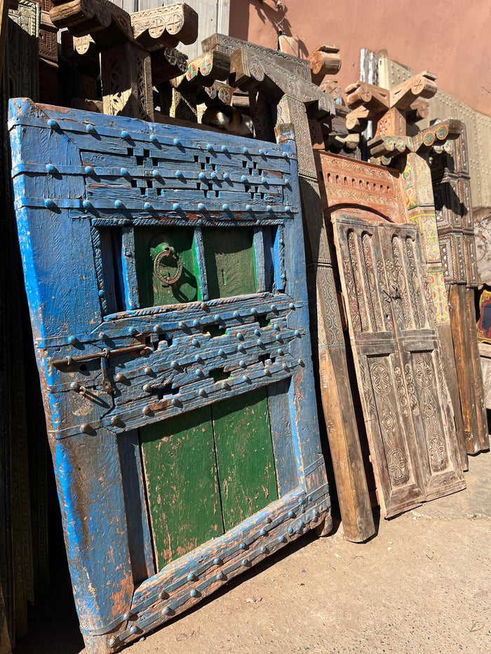 Blauwe Marokkaanse houten deur in Marrakech