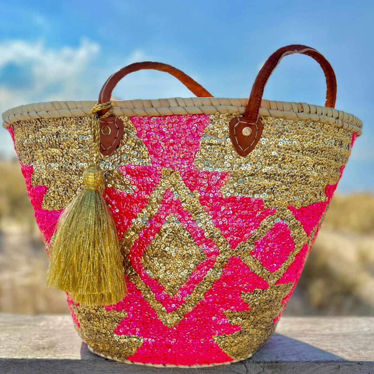 Boho rieten strandtas Aztec goud en fuchsia, met gouden tassel