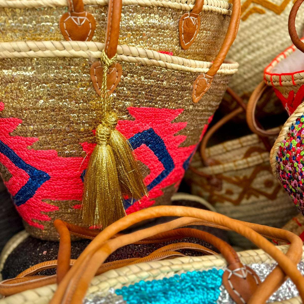 Boho rieten strandtas Aztec goud multi, close-up met tassels