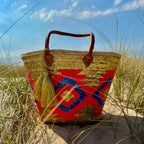 Boho rieten strandtas Aztec goud multi, in de duinen onder een blauwe lucht