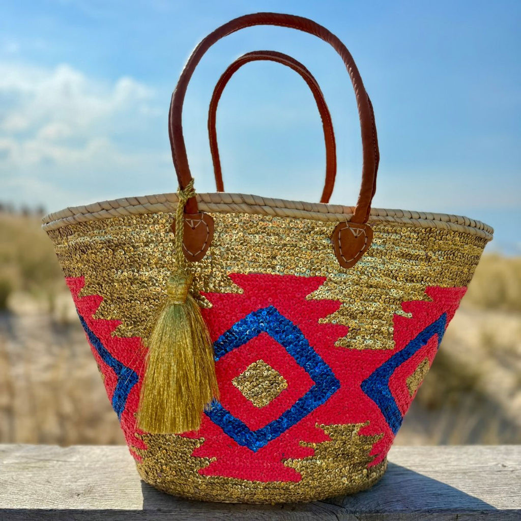 Boho rieten strandtas Aztec goud multi, vooraanzicht in de duinen