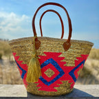 Boho rieten strandtas Aztec goud multi, vooraanzicht in de duinen