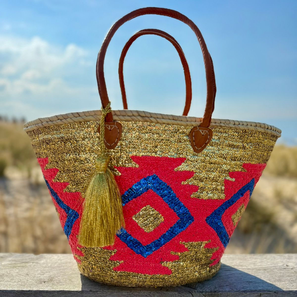 Boho rieten strandtas Aztec goud multi, vooraanzicht in de duinen