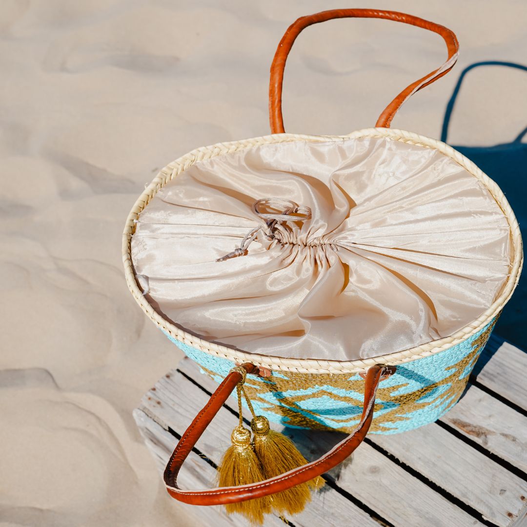 Boho rieten strandtas Aztec goud en turquoise van bovenaf, met voering en trekkoord