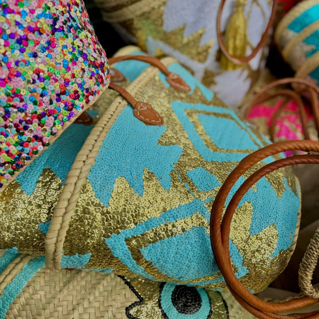 Boho rieten strandtas Aztec goud en turquoise, close-up van het patroon