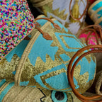 Boho rieten strandtas Aztec goud en turquoise, close-up van het patroon