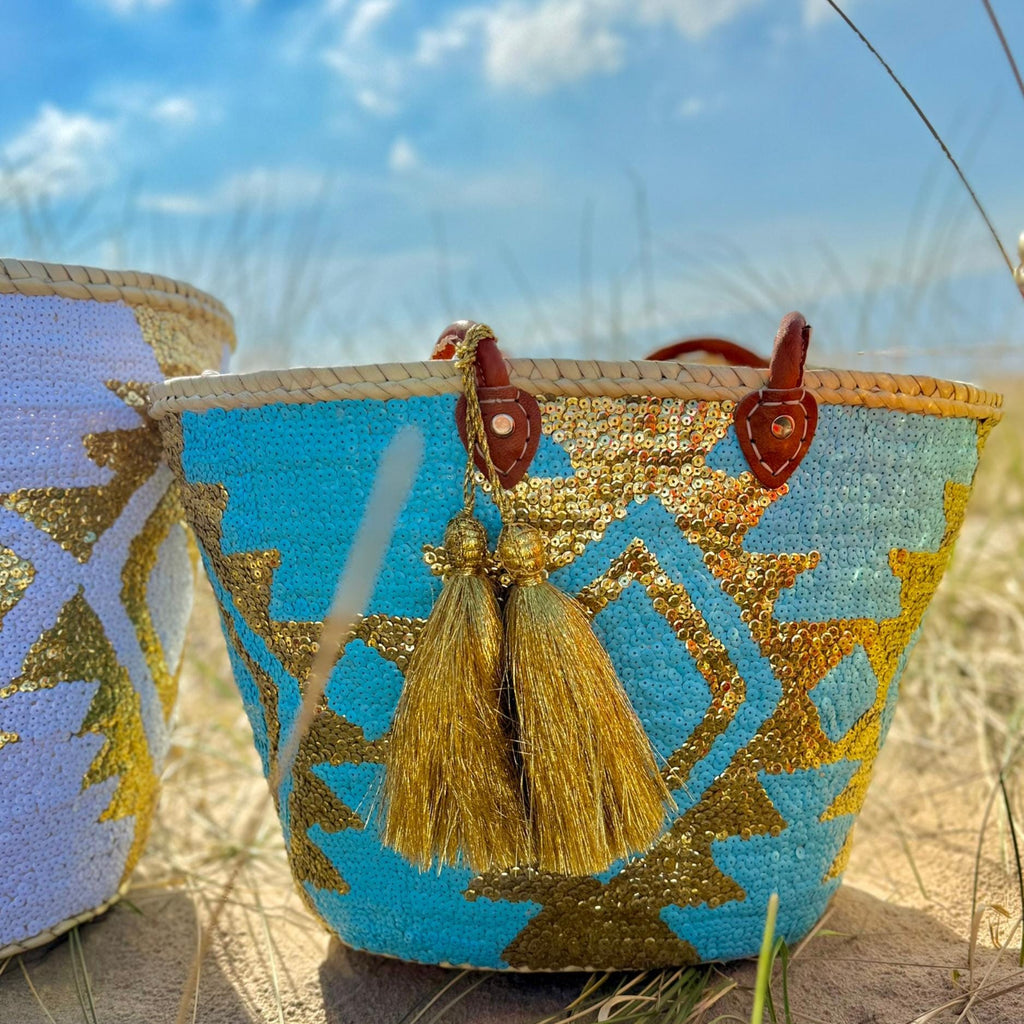 Boho rieten strandtas Aztec goud en turquoise, met tassels in de zon