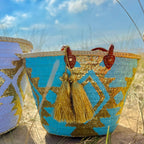 Boho rieten strandtas Aztec goud en turquoise, met tassels in de zon