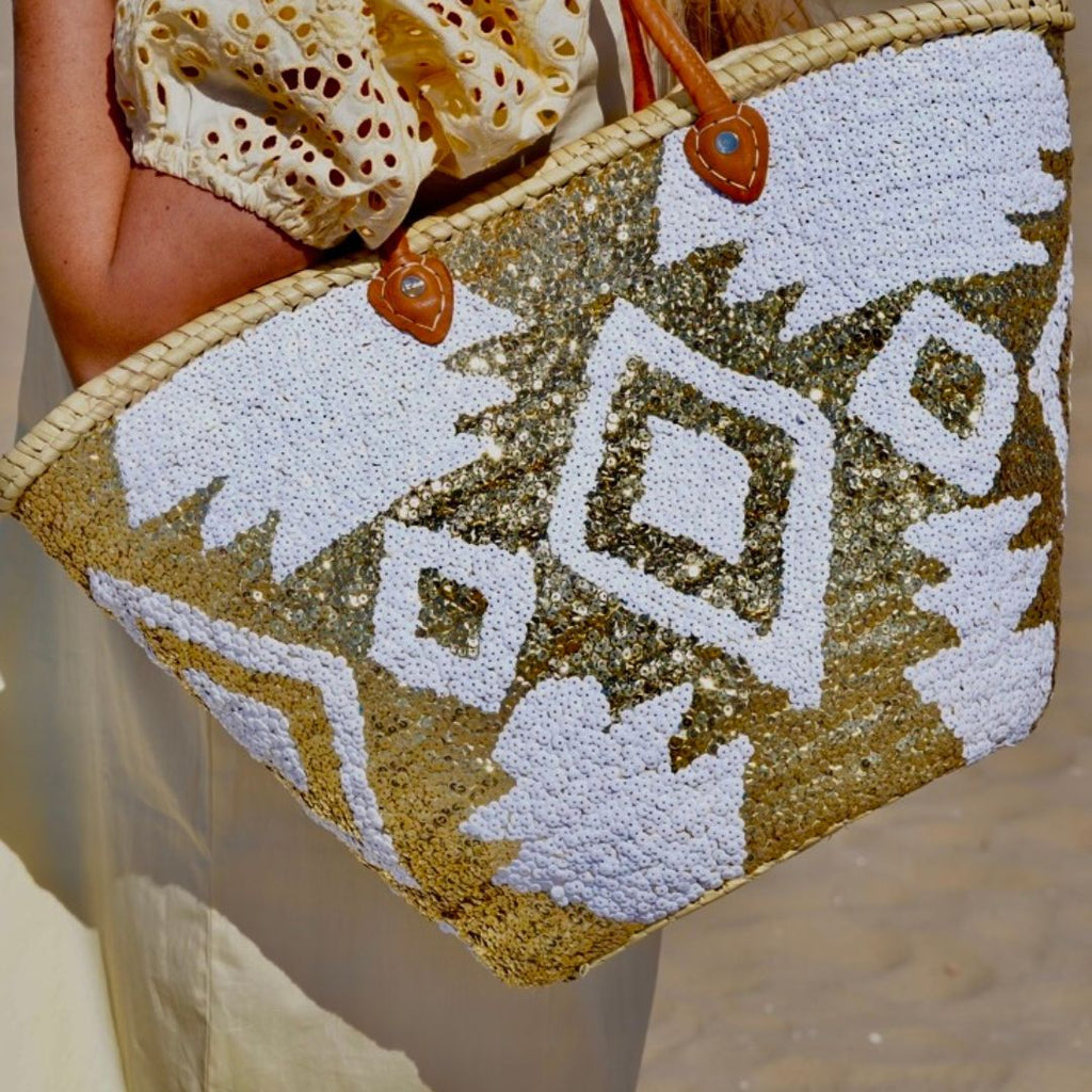 Boho rieten strandtas Aztec wit en goud, close-up van het Aztec patroon