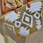 Boho rieten strandtas Aztec wit en goud, close-up van het Aztec patroon