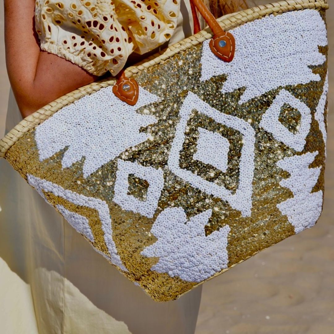 Boho rieten strandtas Aztec wit en goud, close-up van het Aztec patroon