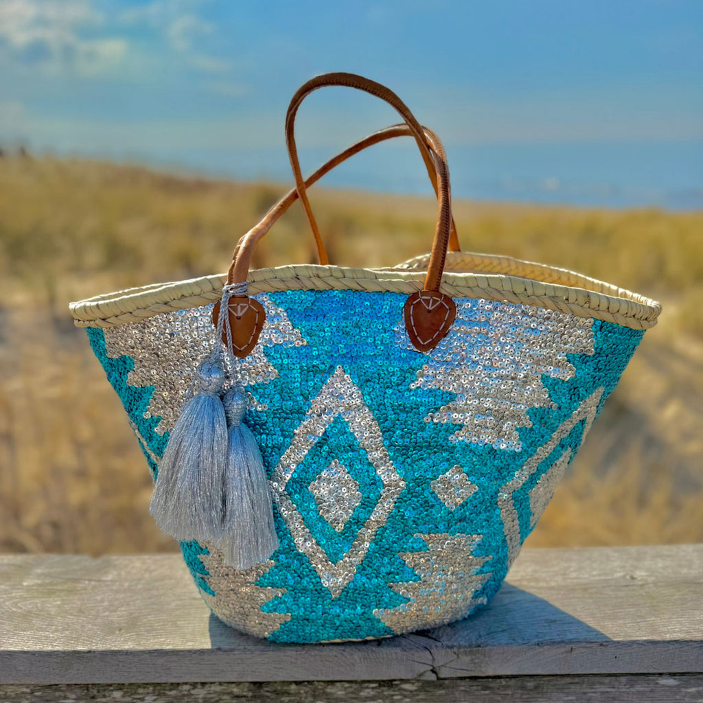 Boho rieten strandtas Aztec zilver en blauw, vooraanzicht in de zon
