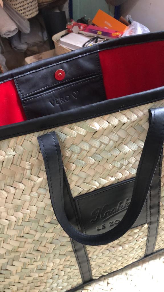 Detail van de leren hengsels van de Knokke private label tas