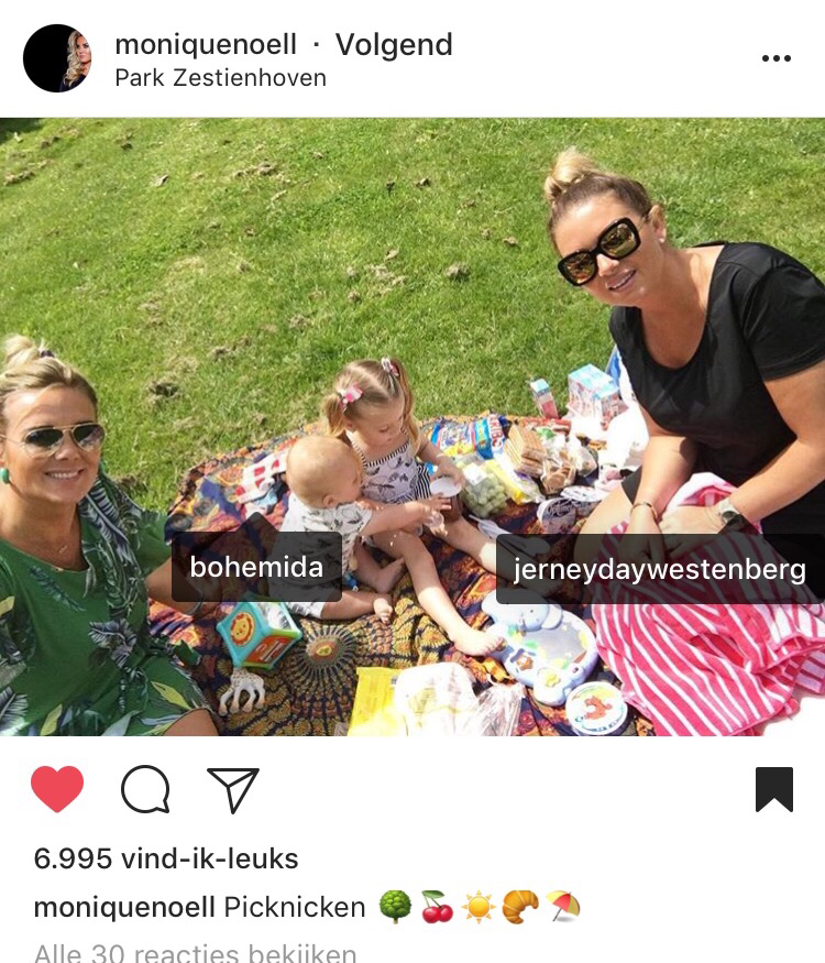 Monique Noell picknickt op een Bohemida strandkleed