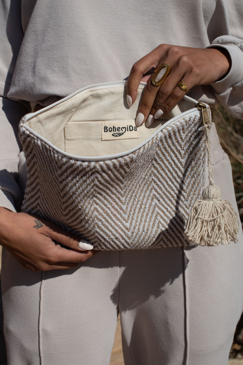 Gestreepte travel bag beige, close-up in de hand