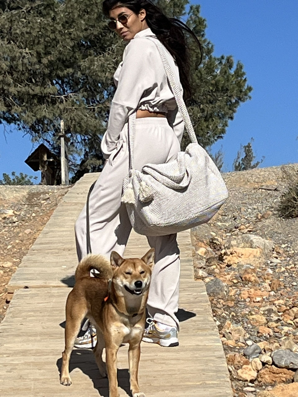 Gestreepte travel bag beige, gedragen tijdens een wandeling
