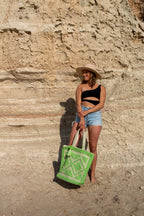 Ibiza strandtas Adventure groen bij zandstenen rotswand
