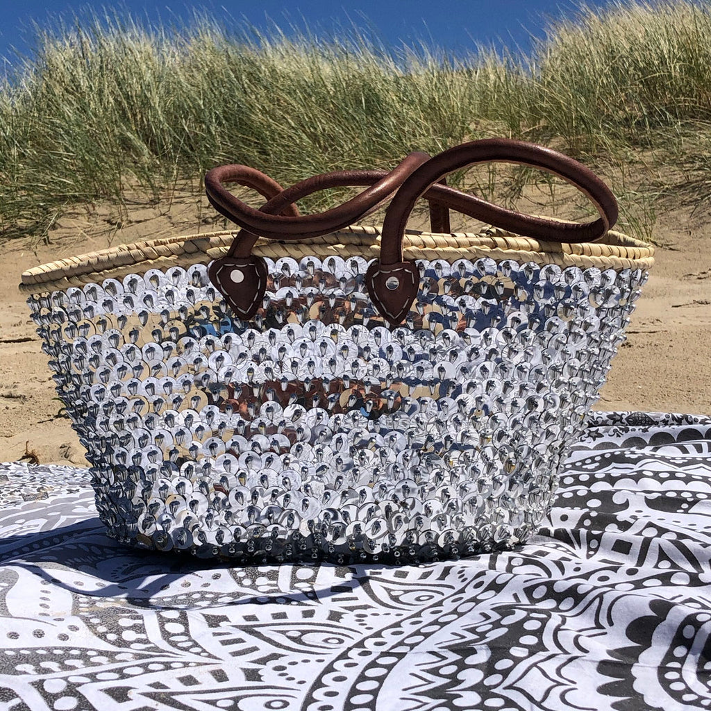 Large straw beach bag with sequins silver, in the dunes