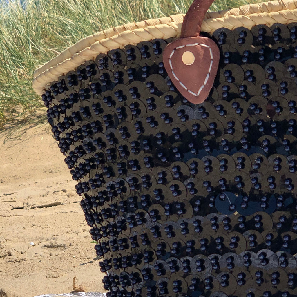 Grote rieten strandtas met pailletten zwart, detail van het leren hengsel