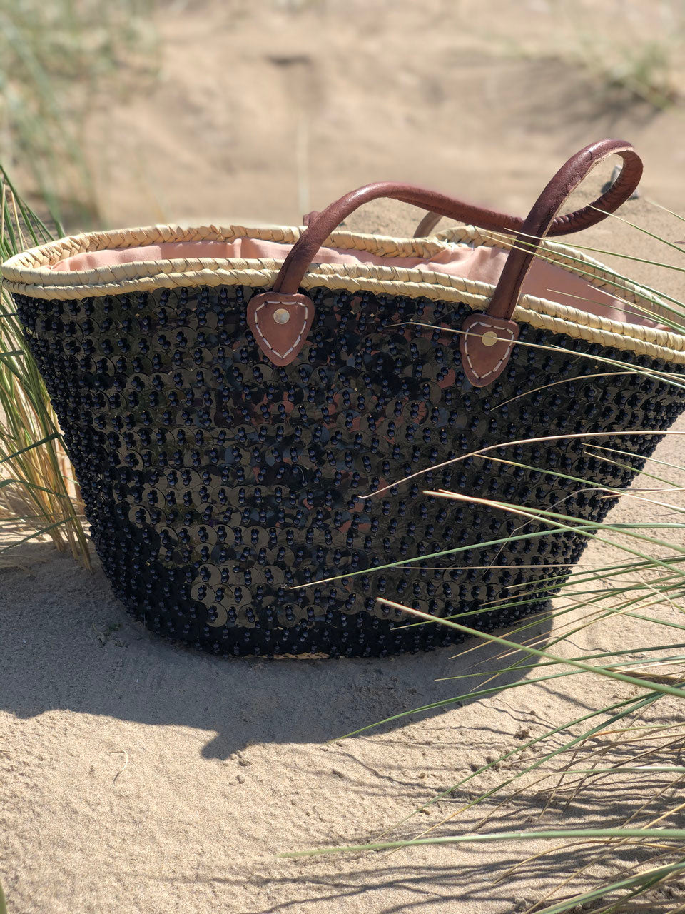 Grote rieten strandtas met pailletten zwart, in de duinen