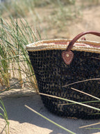 Grote rieten strandtas met pailletten zwart, zijaanzicht in de duinen