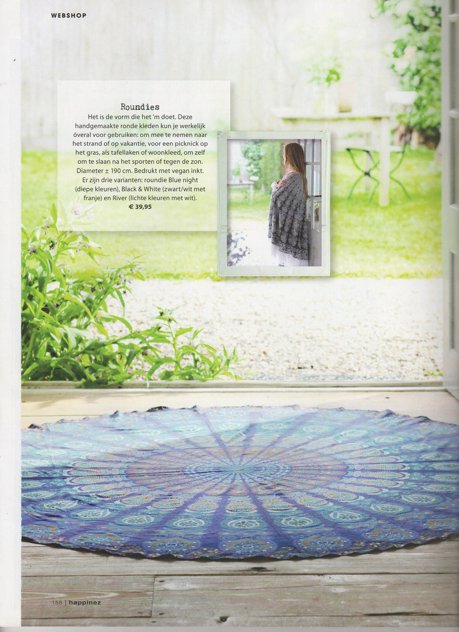Rond strandkleed van Bohemida in een tuin, pagina uit Happinez