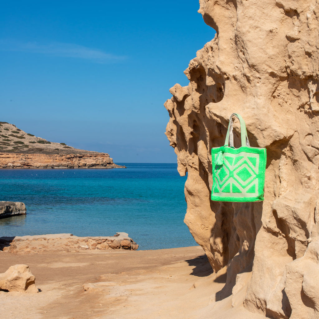 Ibiza strandtas Adventure groen, aan een rots met uitzicht op zee