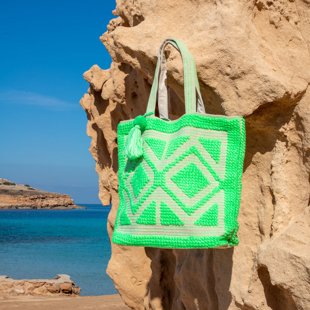Ibiza strandtas Adventure groen, vooraanzicht in de zon