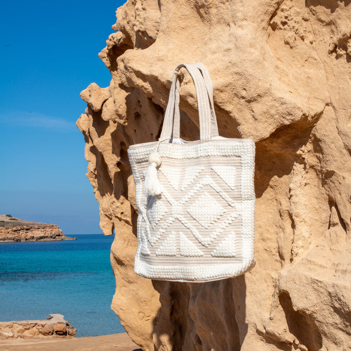 Ibiza strandtas Beige chic, hangend aan een rots bij zee