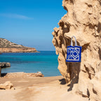 Ibiza strandtas blauw, aan een rots met uitzicht op zee