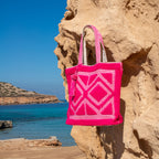 Ibiza beach bag fuchsia, front view in the sun