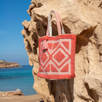 Ibiza strandtas koraal, hangend aan een rots bij zee