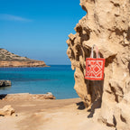 Ibiza strandtas koraal, aan een rots met uitzicht op zee
