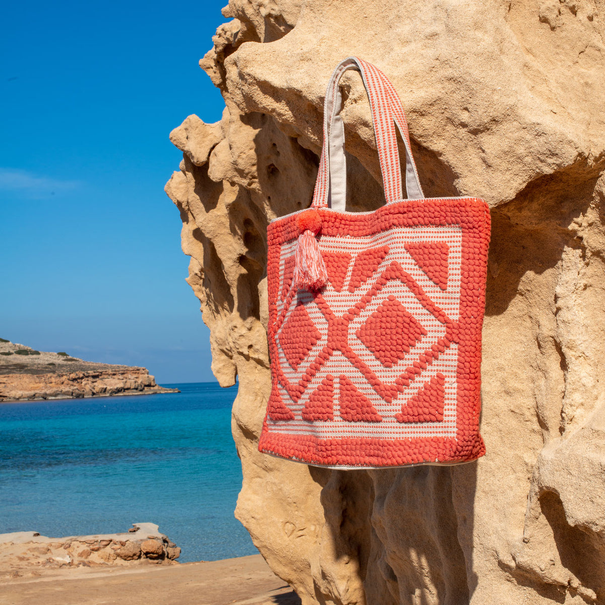 Ibiza strandtas koraal, vooraanzicht in de zon