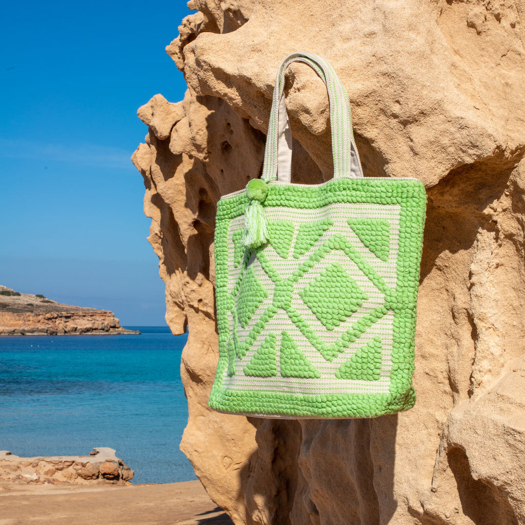 Ibiza strandtas Soft groen, hangend aan een rots bij zee