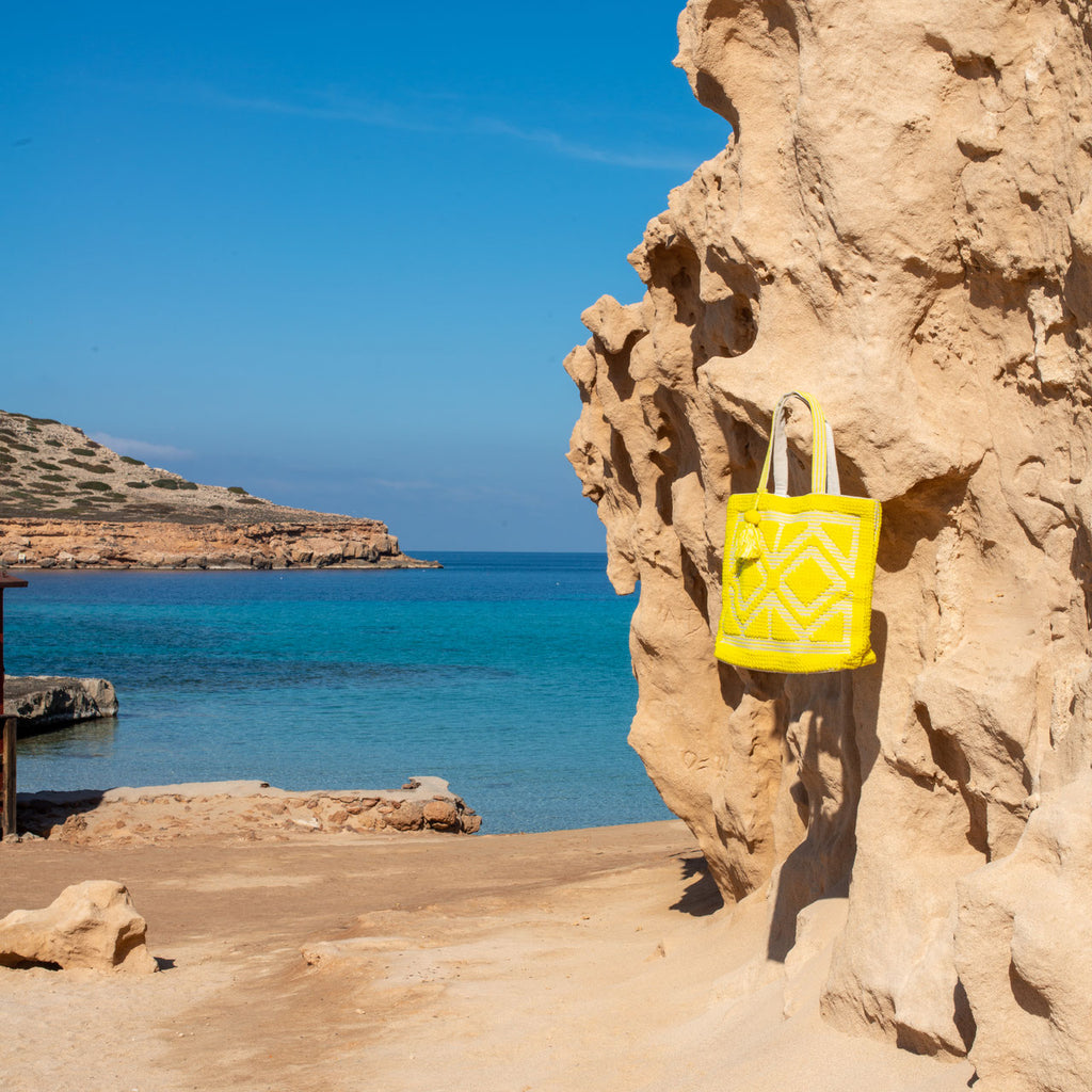 Ibiza strandtas Sunny geel, aan een rots met uitzicht op zee