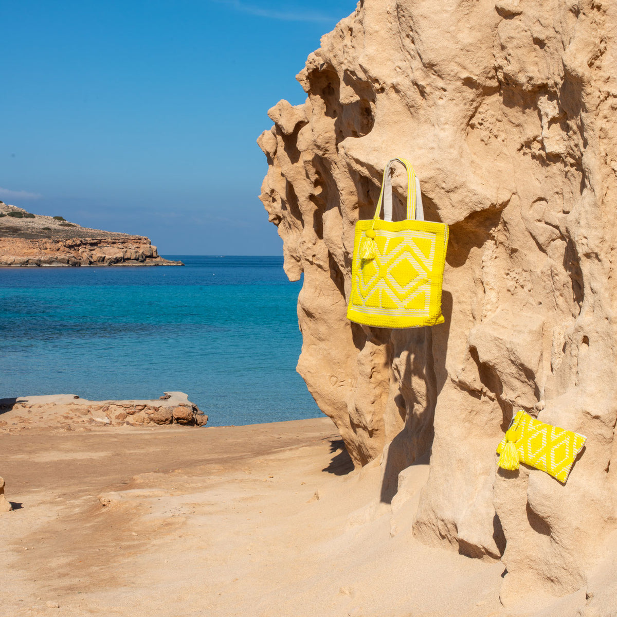 Ibiza strandtas Sunny geel, samen met de bijpassende clutch