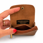 Leren portemonnee metallic brons, geopend in de hand