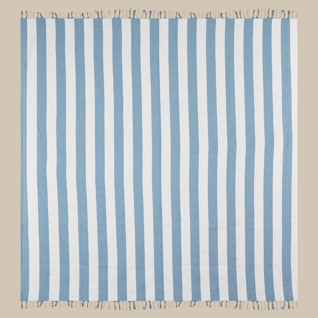 Luxe XXL hamamdoek lichtblauw gestreept 240x210 cm, close-up van de strepen