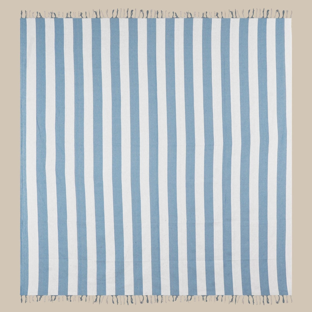 Luxe XXL hamamdoek lichtblauw gestreept 240x210 cm, close-up van de strepen