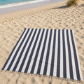 Luxe XXL hamamdoek zwart gestreept 240x210 cm, uitgespreid op het zand