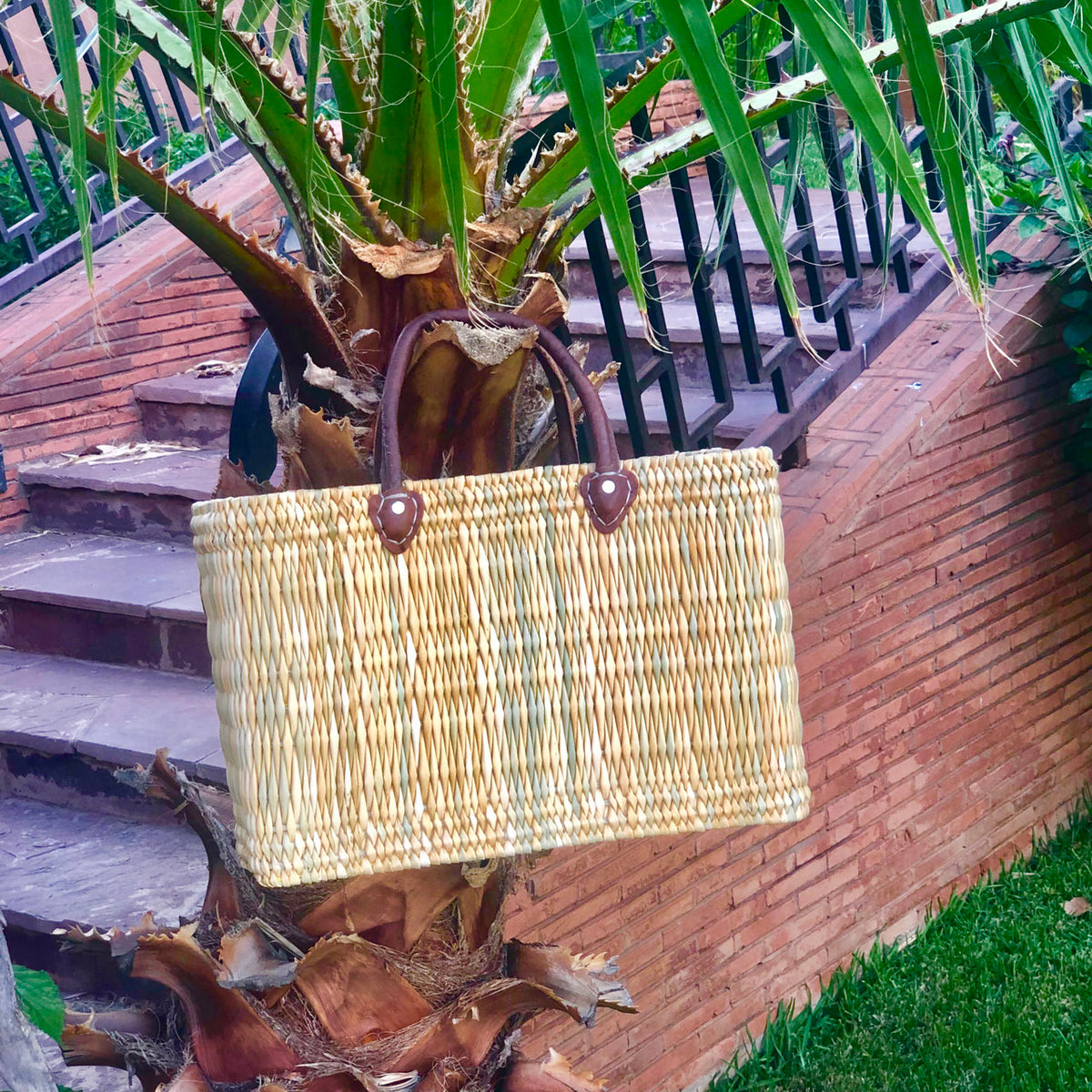 Rieten shopper Faria, buiten tussen de palmen