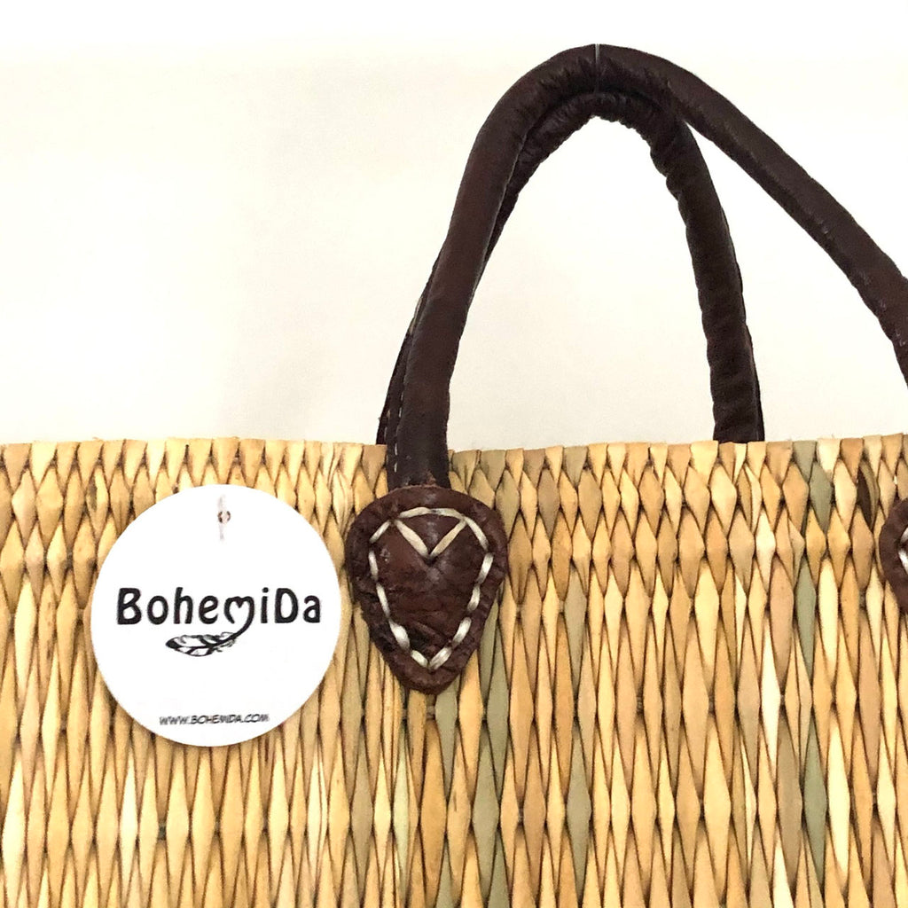 Rieten shopper Faria, detail van de leren hengsels en het Bohemida label