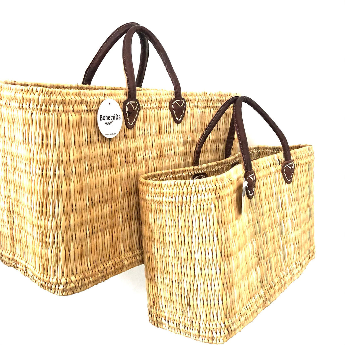 Rieten shopper Faria, twee maten naast elkaar op een witte achtergrond